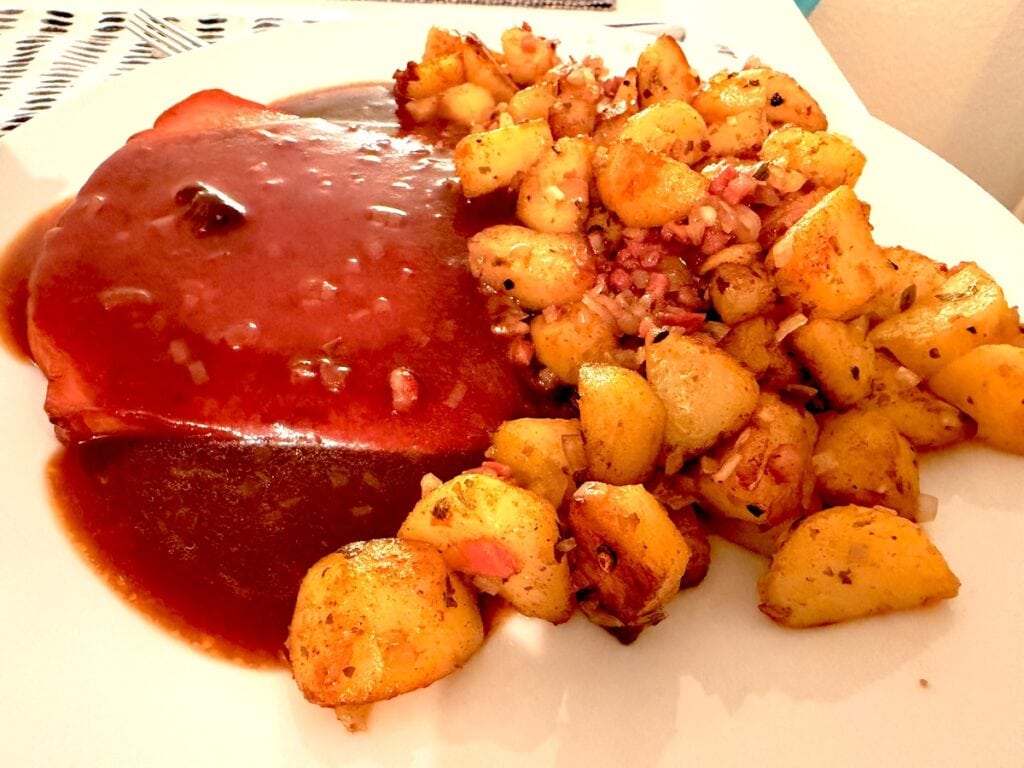 Fleischkäse, Bratkartoffeln und Zwiebelsoße