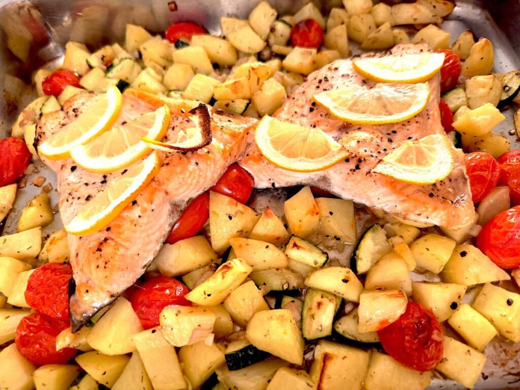 Lachs mit Kartoffel-Zucchini-Tomaten-Gemüse