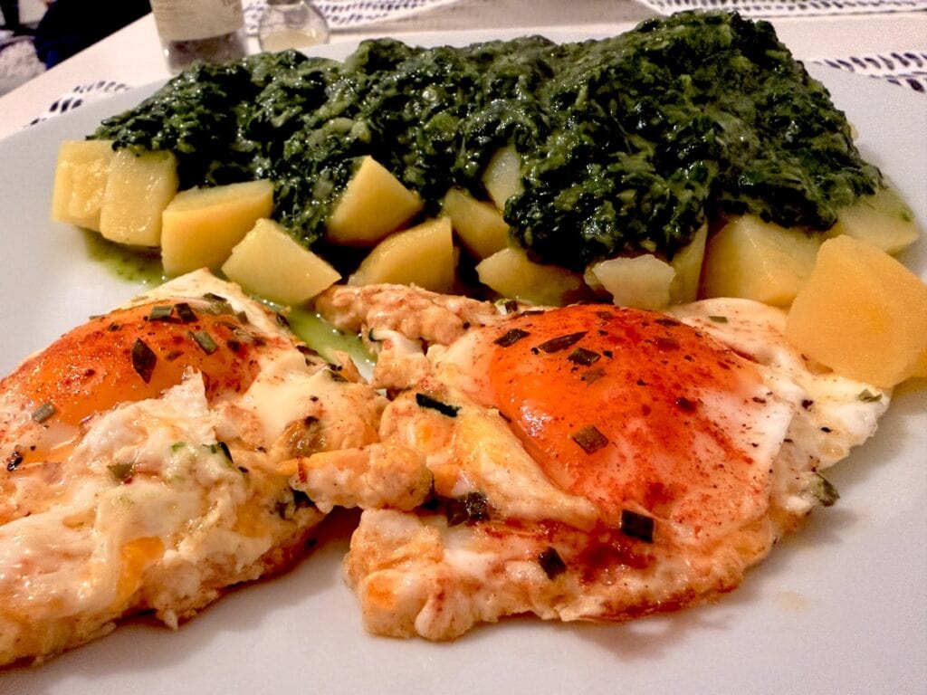 Kartoffeln, Spinat und Spiegelei