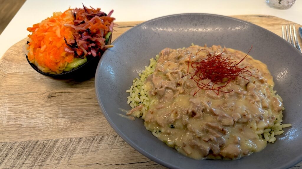 Putengeschnetzeltes mit Reis, dazu ein Beilagensalat vom Buffet