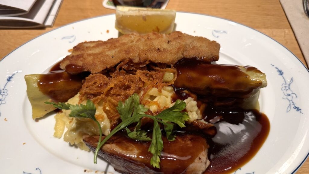 Leckerer gemischter Teller im Lautenschlager: Maultasche, Wiener Schnitzel, Schweinefilet und Kässpätzle