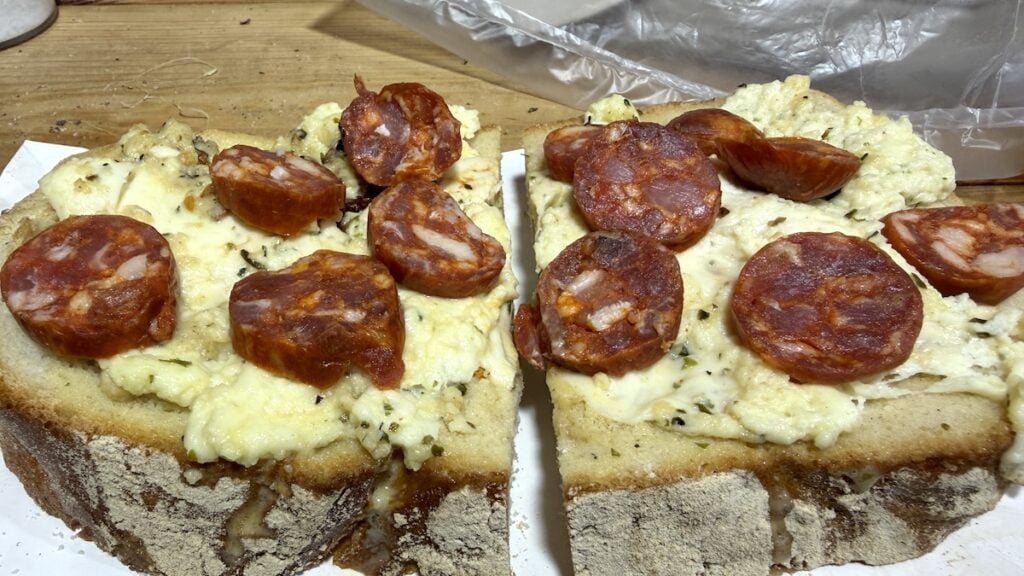 Obligatorisches Brot mit Käse und Wurst auf dem Craftbeer Festival