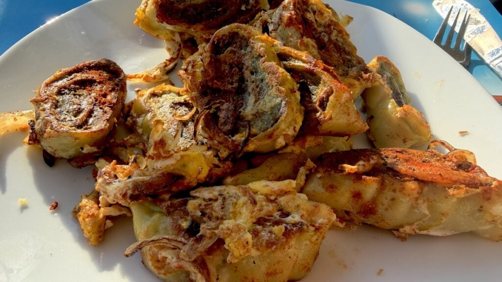 Maultaschen gebraten mit Ei auf dem Balkon