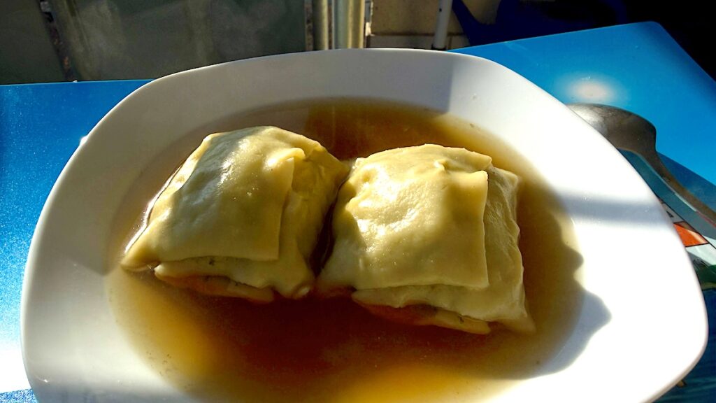 Maultaschen in der Brühe auf dem Balkon
