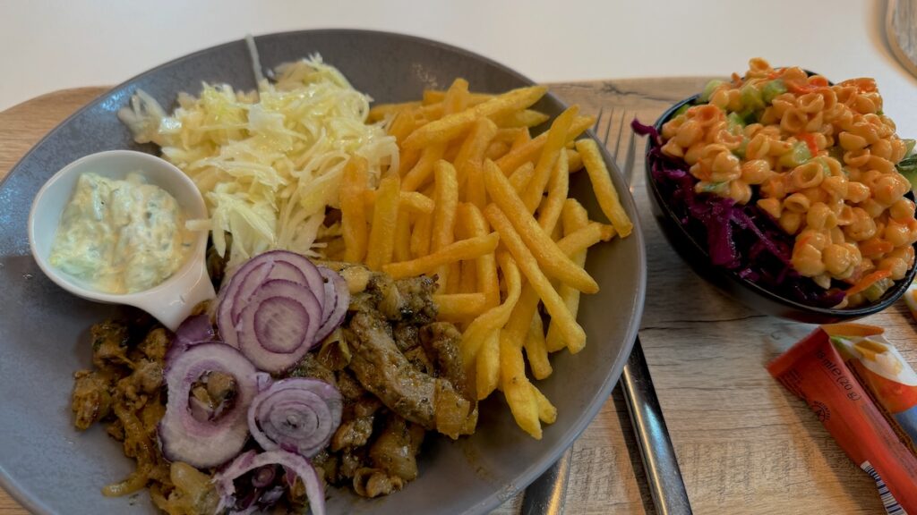 Putengulasch mit Pommes, Kraut und zusätzlichen Beilagensalat