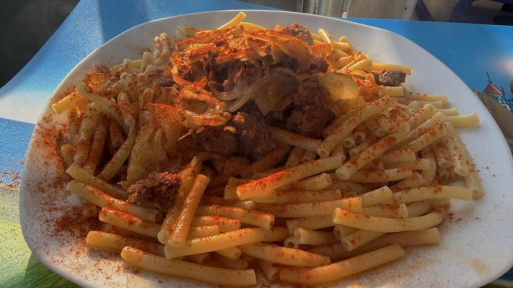 Dosenrindfleisch mit Maccheroni und Paprikagewürz drüber.