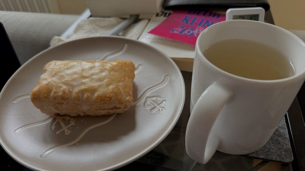 Halbe Apfeltasche mit Tee