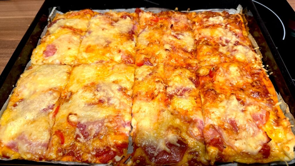 Selbst gebackene Pizza auf dem Ofenblech