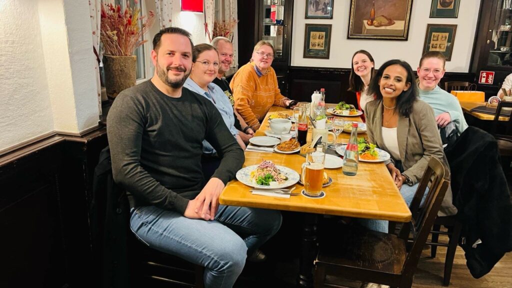 Menschen vom After Work Social Club Stuttgart im Paulaner