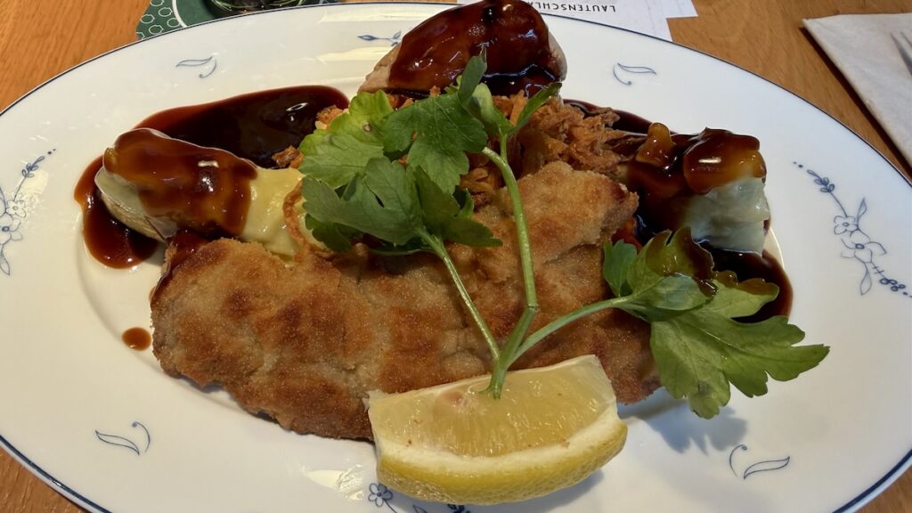 Wirtshausplatte Lautenschlager (Maultasche, Schweinefilet, kleines Wiener Schnitzel,
Käsespätzle, Röstzwiebeln und Kalbsjus