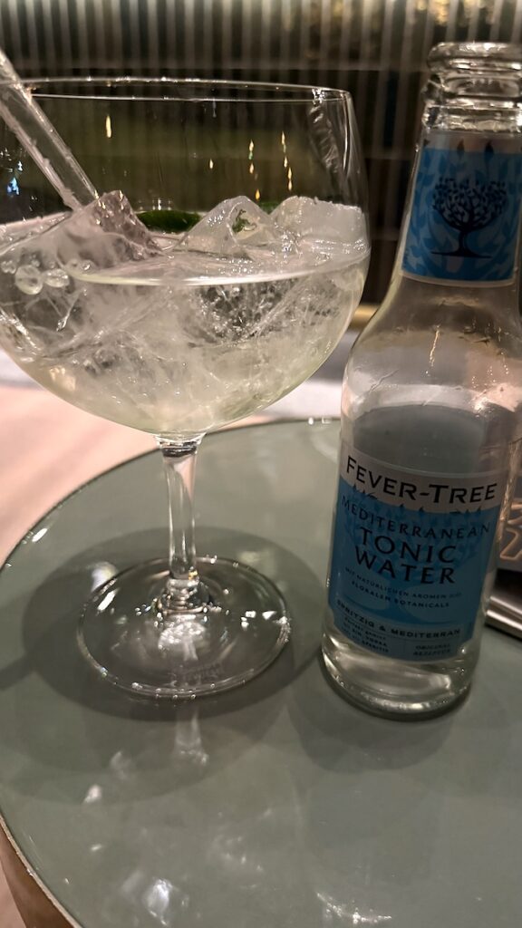 Gin Tonic als Absacker im Motel One