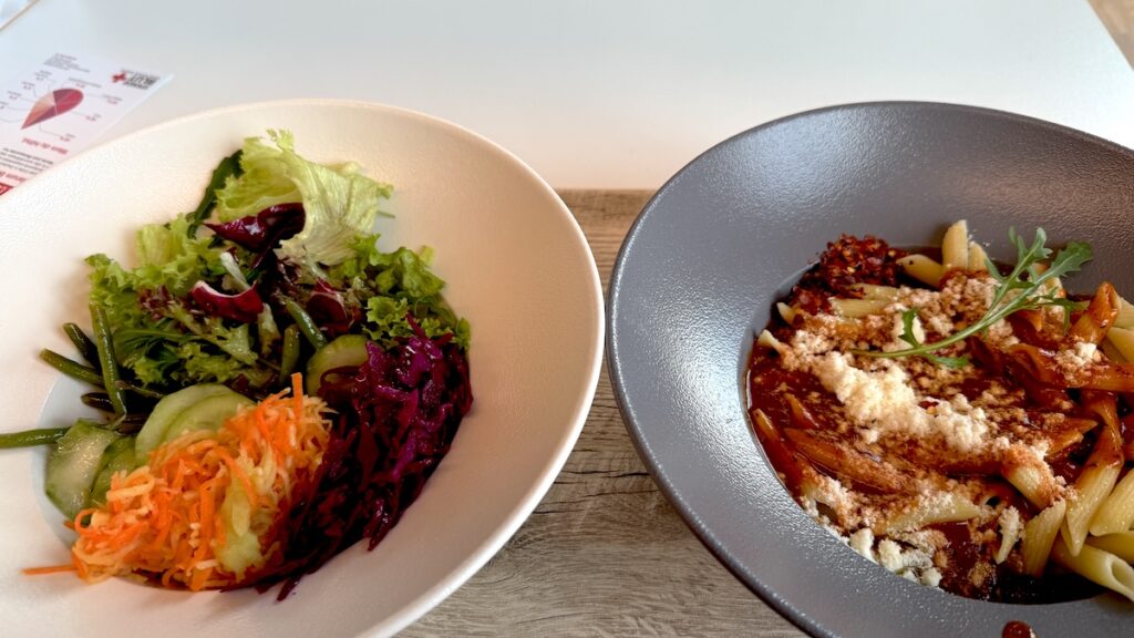 Penne arrabbiata und Beilagensalat vom Büfett