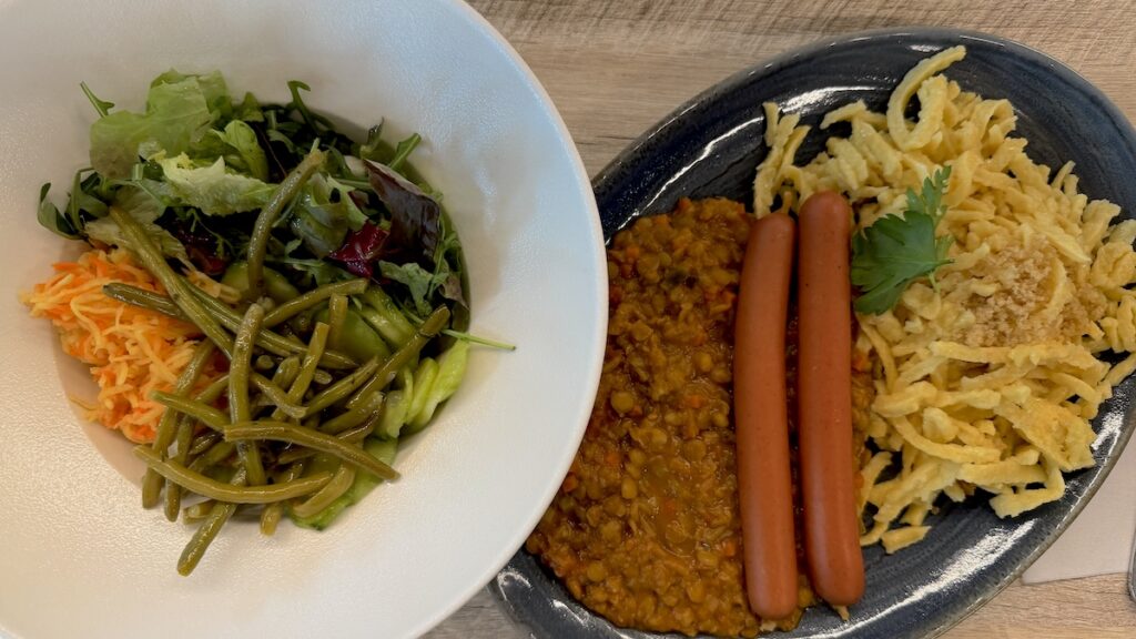 Linsen mit Spätzle und Beilagensalat vom Büfett