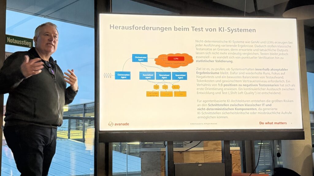 Wolfgang Sperling bei seinem Vortrag zu "Erste Erfahrungen im Test von Agentic-AI"
