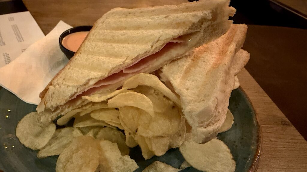 Schinken-Käse-Toast mit Chips im Mon Petit Cafe