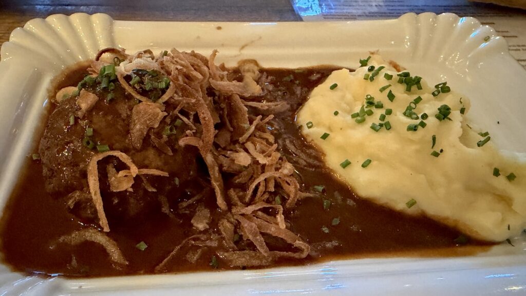 Kalbsfleischpflanzerl mit Kartoffelstampf