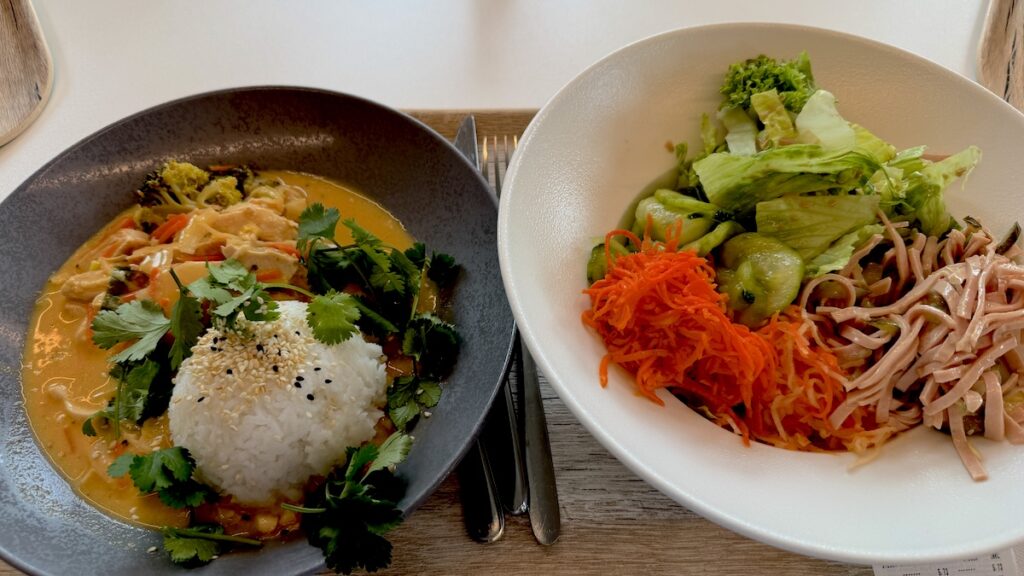 Curry mit Reis und Beilagensalat vom Büfett