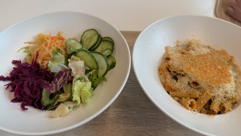 Pasta mit Blattspinat, Tomaten und Grana Padano