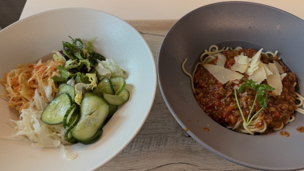 Spaghetti "Bolognese" und Beilagensalat vom Büfett im Betriebsrestaurant