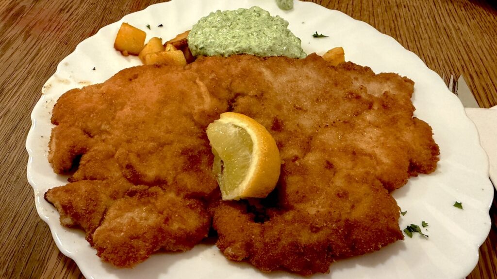 Schnitzel Wiener Art mit grüner Soße