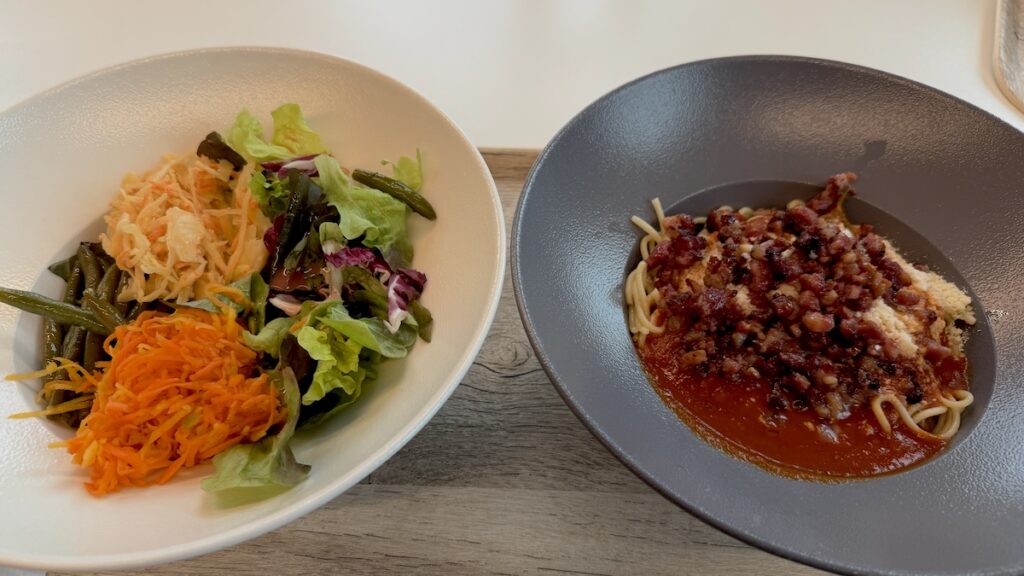 Pasta Puttanesca mit Speck und Tomate (für mich ohne Sardellen) und Beilagensalat vom Büfett