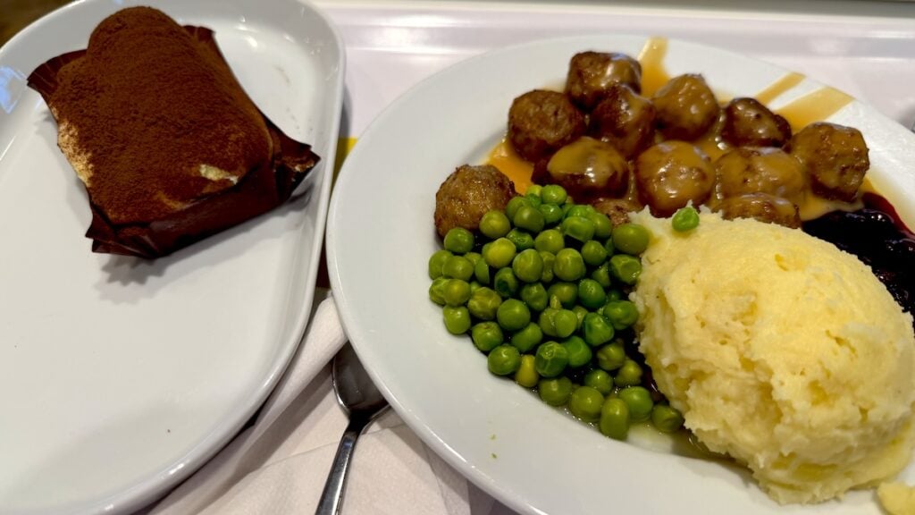 Köttbullar mit Kartoffelpüree und Erbsen nebst Tiramisu