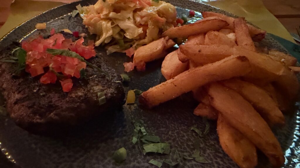 Bifteki gemisto mit Kartoffeln und Salat