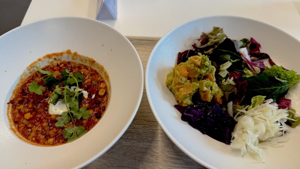Veganes Chili und Salat vom Büfett