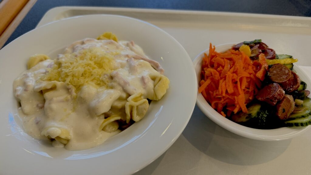 Tortellini mit Schinken-Sahne-Soße und Beilagensalat vom Büfett bei der Stuttgarter