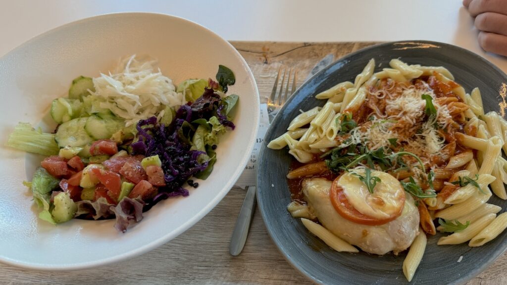 Hähnchen mit Tomate-Mozarella überbacken, Tomaten-Penne und Salat vom Büfett
