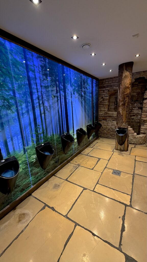 Pissoir am Baumstamm :)