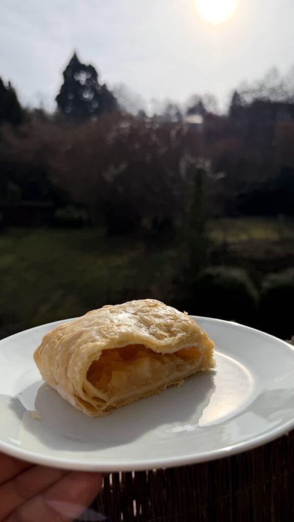 Halbe Apfeltasche auf dem Balkon
