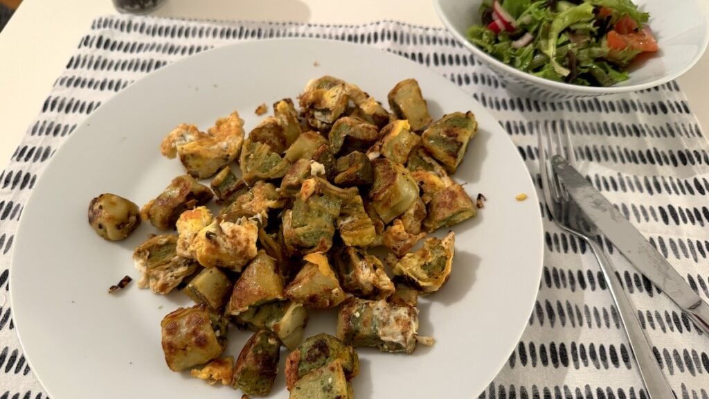 Maultaschen gebraten mit Ei und Salat dazu