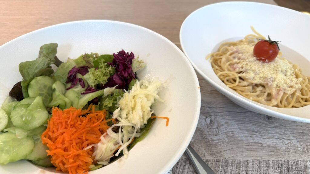 Spaghetti "Carbonara" mit Beilagensalat vom Büfett im Betriebsrestaurant