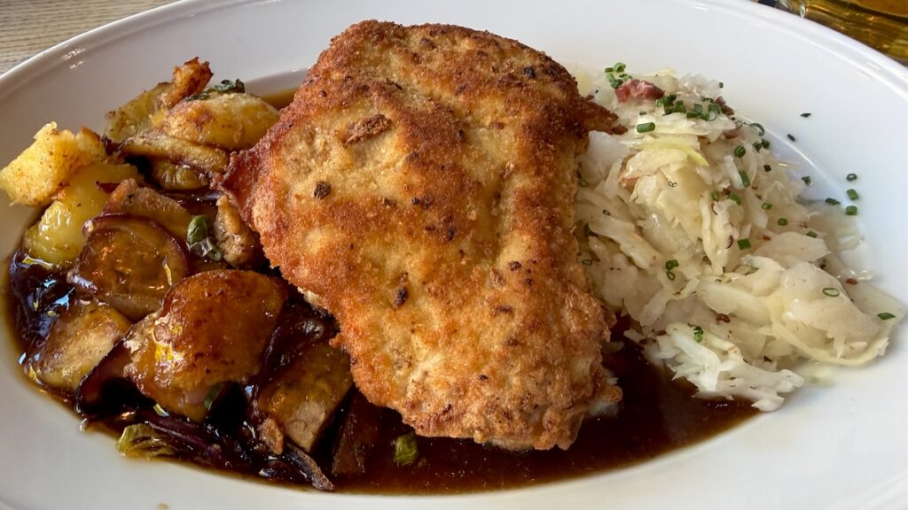 Braumeisterschnitzel mit gerösteten Knödelscheiben und Krautsalat