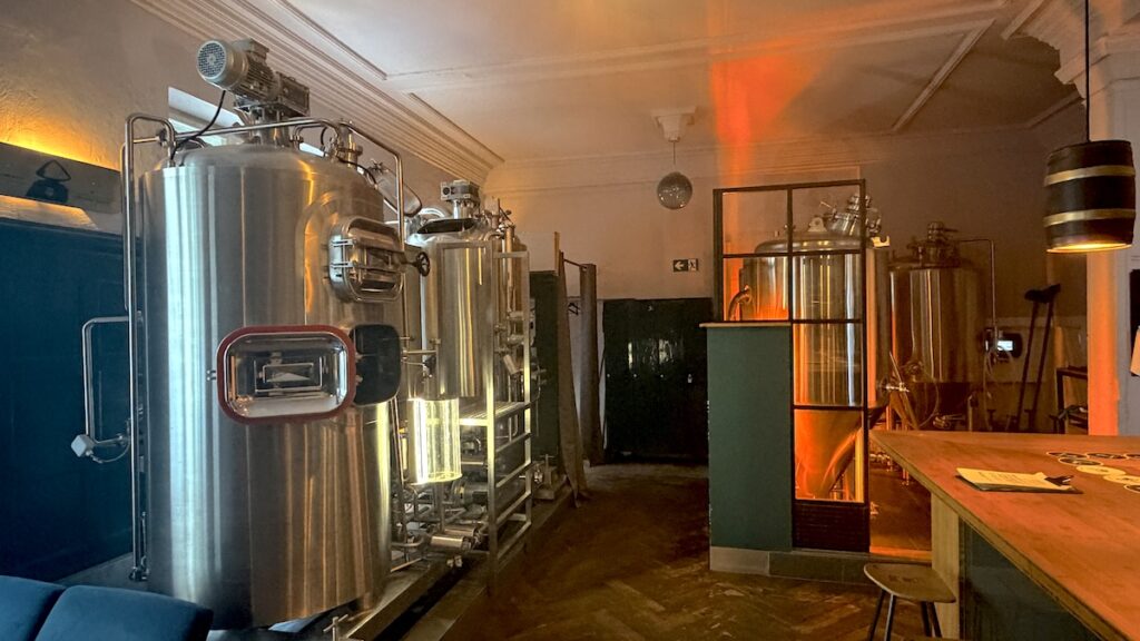 Biertanks im BrewsLi in München