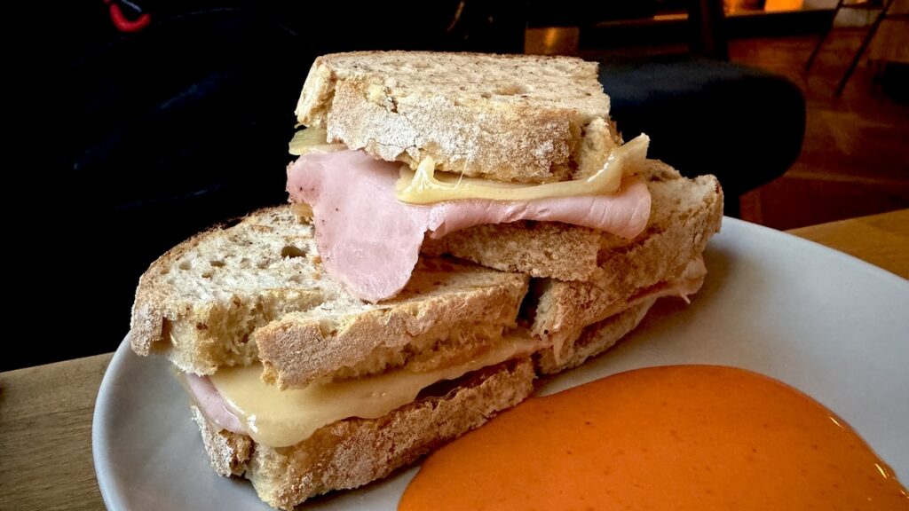 Käse-Schinken-Sandwich mit Treberbrot
