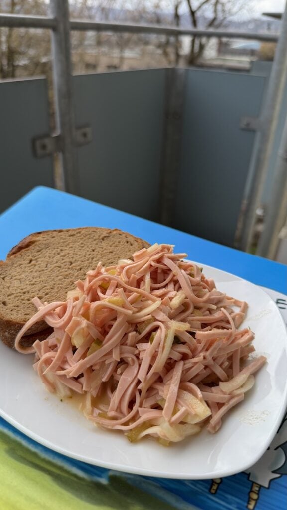 Wurstsalat auf dem Balkon