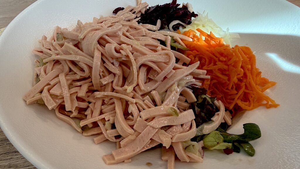 Großer Salatteller mit Wurstsalat