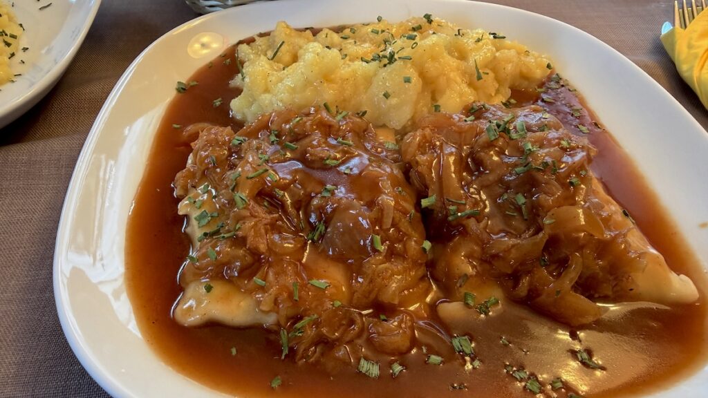 Maultaschen mit Kartoffelsalat und Trollingersößle