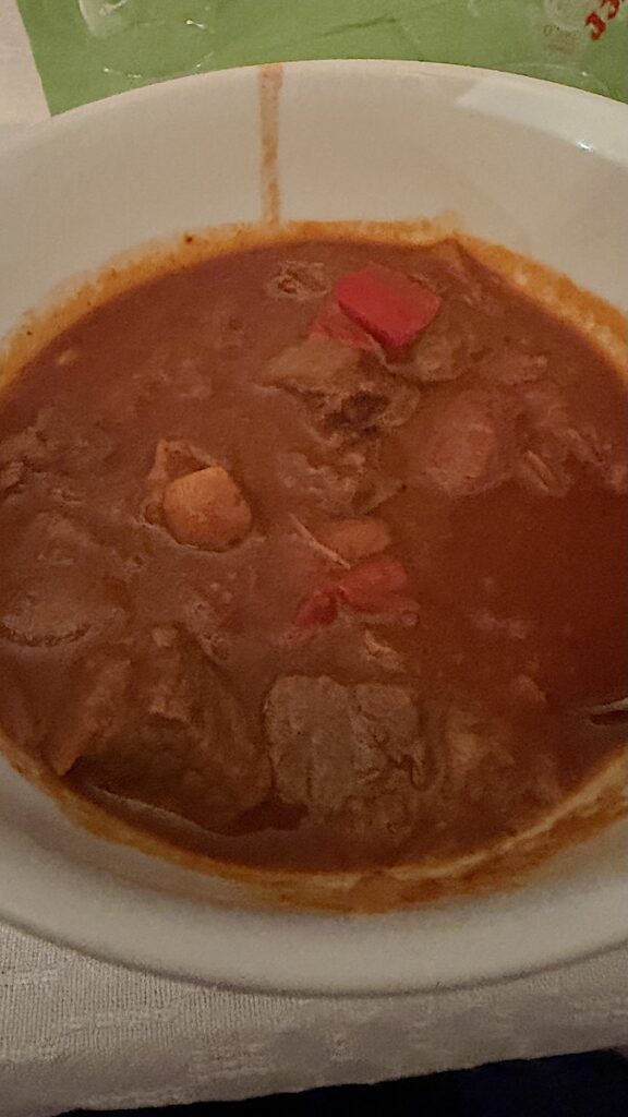 Einer meiner Näpfe mit Gulasch