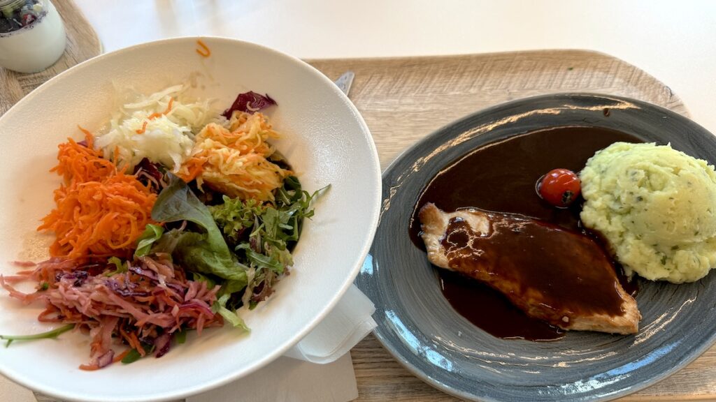 Putensteak natur mit leckerer Soße und Bärlauch-Kartoffelpü