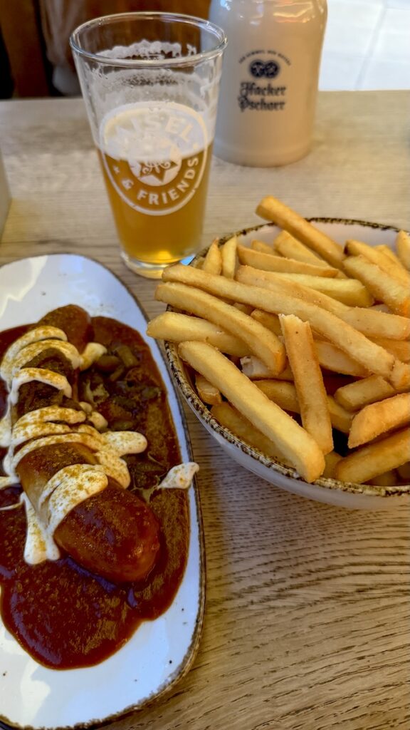 Currywurst spezial und Pommes im Tobis