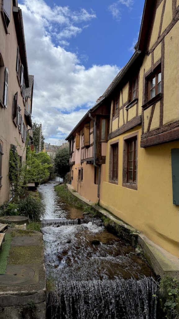 Bach mit Fachwerk in Barr