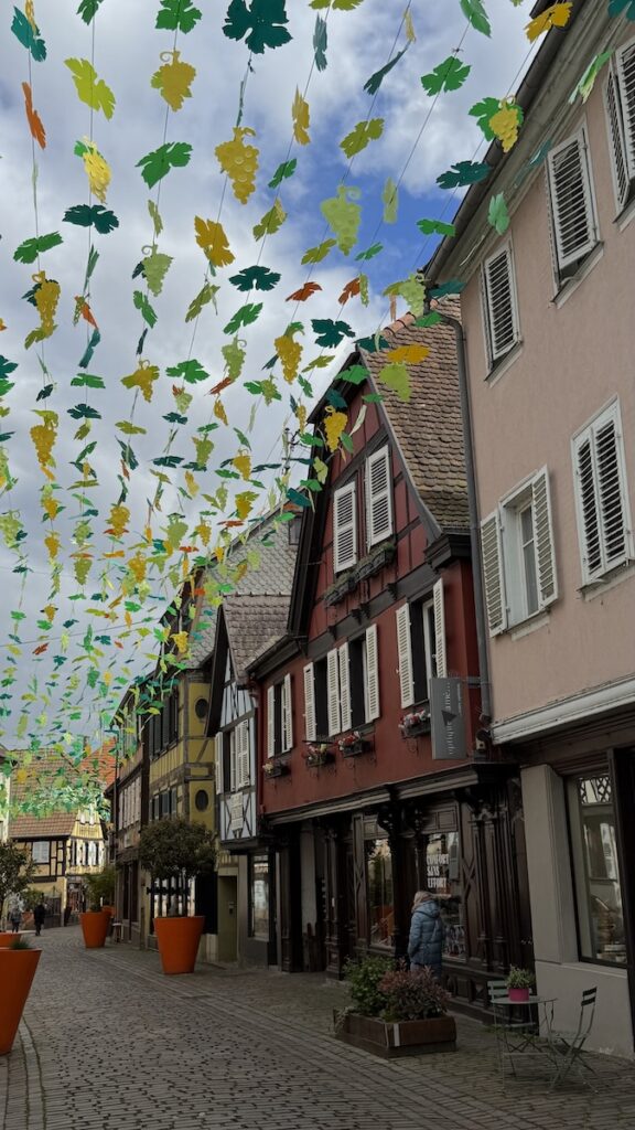 Frisch für Ostern geschmückte Einkaufsgasse in Barr