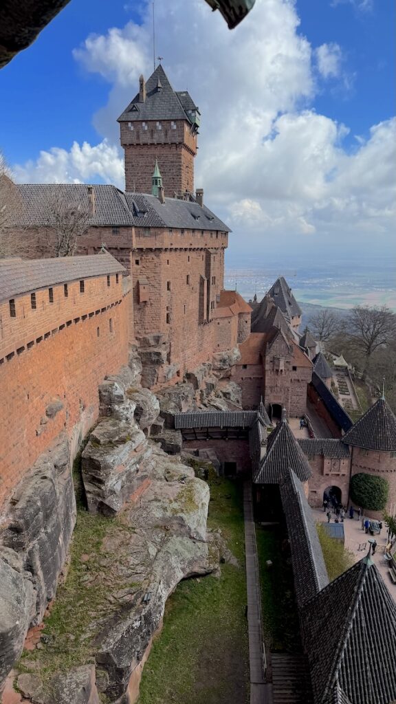 Blick aus der Hohkönigsburg auf die Anlage