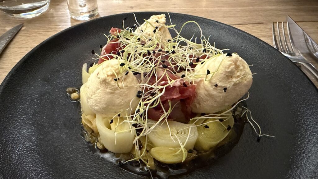 Vorspeise: Lauch in Vinaigrette, Ei Mimosa und aufgeschnittener Cebo-Schinken