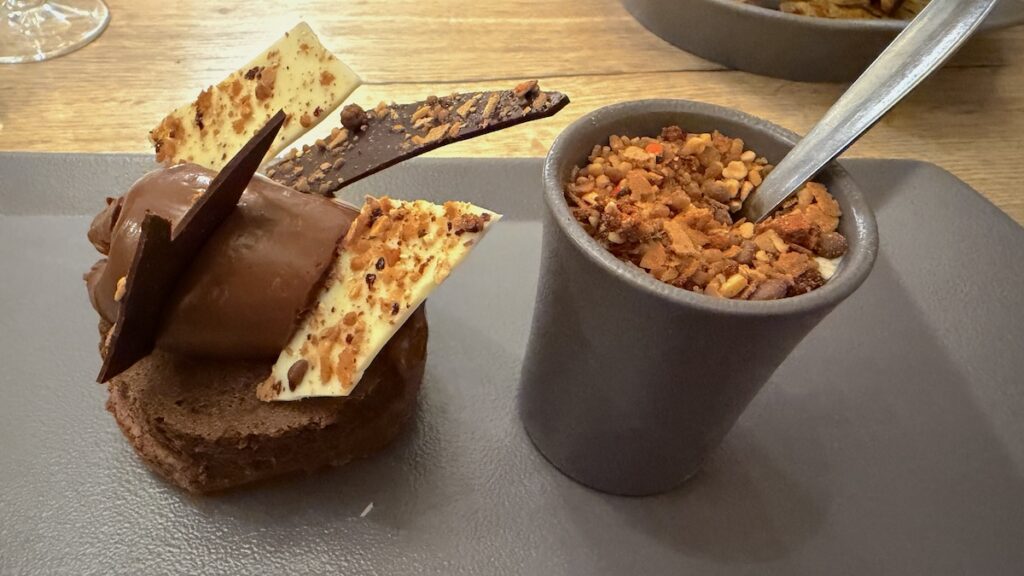 Nachtisch: 63 % DARK CHOCOLATE CRÉMEUX / PRALINE CREAM