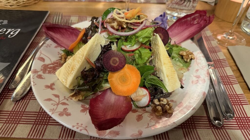 Vorspeise Bierstub Menü: weisser Münsterkäse auf Salat, Nüsse