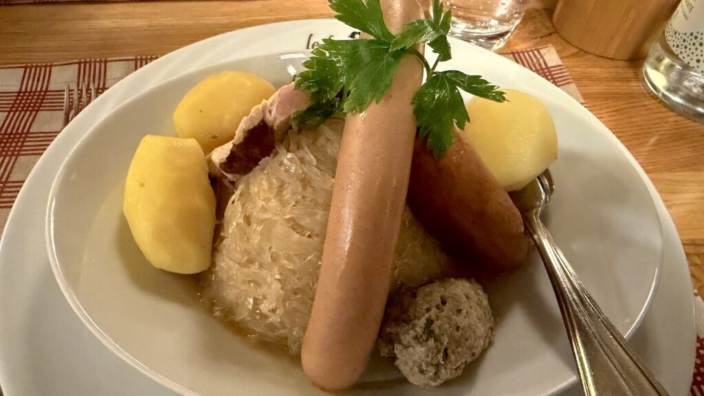 Hauptspeise Bierstub Menü: La Choucroute Freiberg, 5 garnitures (Sauerkraut mit 5 Wurstwaren)